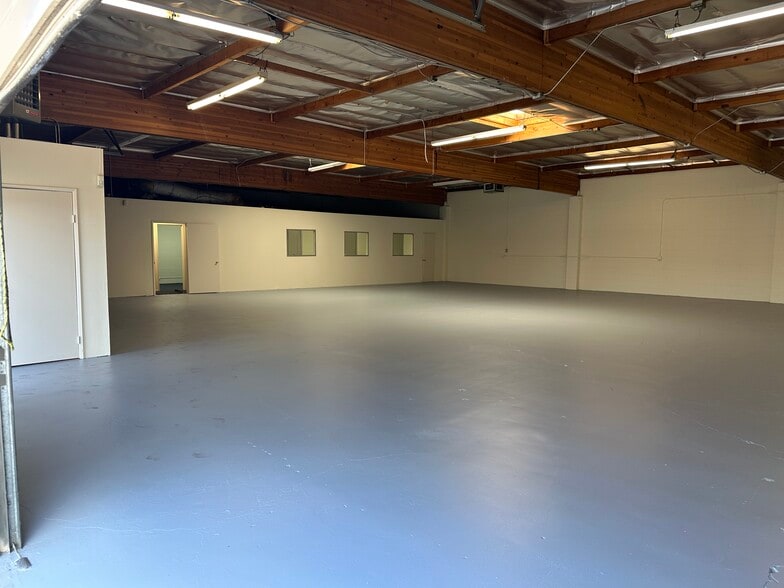 More Photos Of 15204 Stagg St, Van Nuys Distribution For Lease