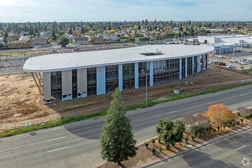 More Photos Of 700 W Herndon Ave, Clovis Unknown For Lease