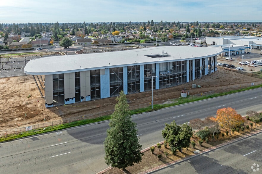 More Photos Of 700 W Herndon Ave, Clovis Unknown For Lease