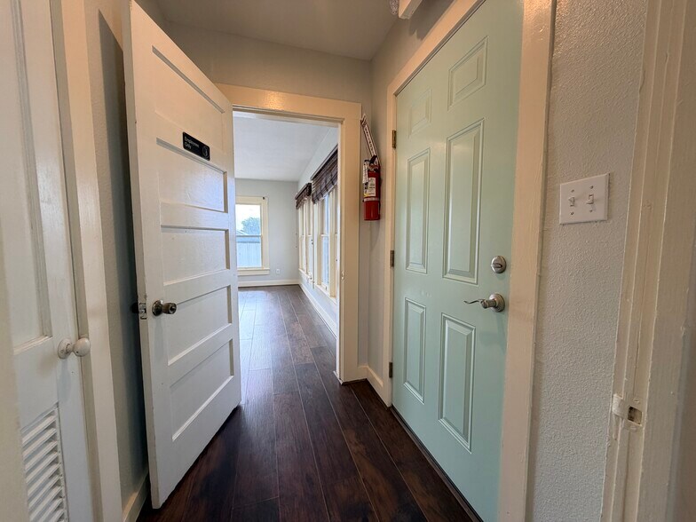 More Photos Of 415 W Goodwin St, Pleasanton Storefront Retail Office For Lease