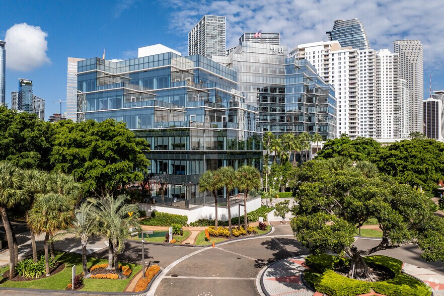 More Photos Of 601 Brickell Key Dr, Miami Storefront For Lease