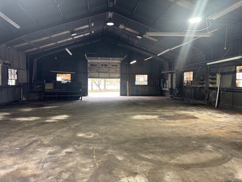 More Photos Of 6015 Ridgemont St, Houston Warehouse For Lease