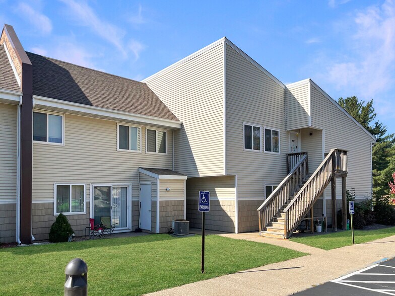 More Photos Of 401 River Run Dr, Macomb Apartments For Sale