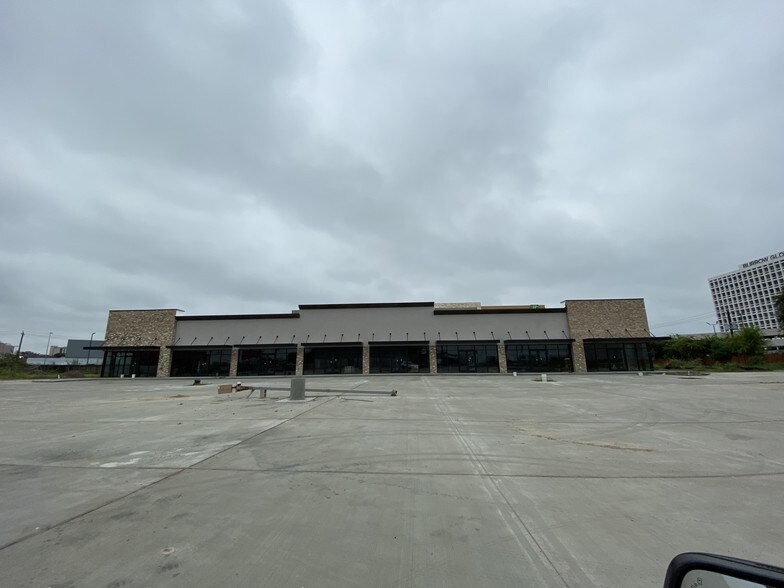 More Photos Of 6860 Southwest Fwy, Houston Storefront Retail Office For Lease