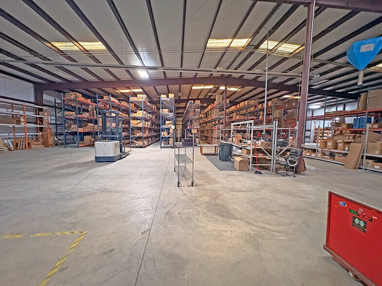 More Photos Of 1325 N Broad St, Carlinville Warehouse For Lease