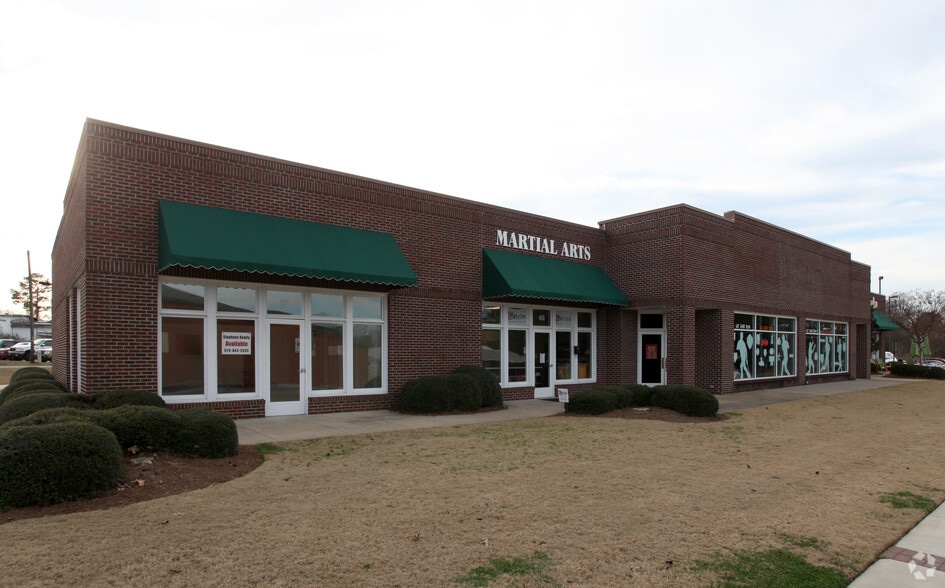 More Photos Of 400-412 E Broad St, Fuquay-Varina Freestanding For Lease
