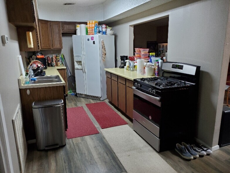 More Photos Of 410 W Canino Rd, Houston Manufacturing For Sale