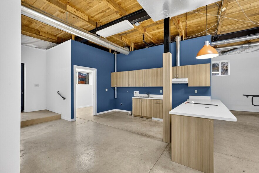 More Photos Of 12135 SE Lincoln St, Portland Office For Sale