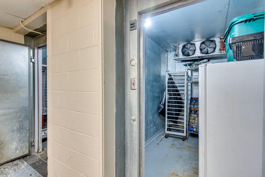 More Photos Of 285 S Outer Dr, Saginaw Restaurant For Sale