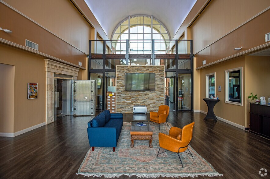 More Photos Of 912 Bastrop Hwy, Austin Office For Lease