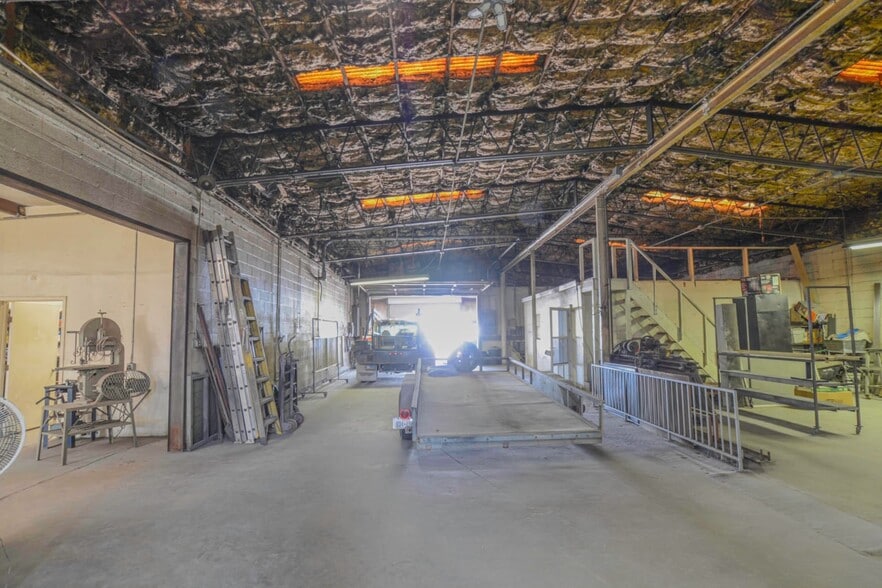 More Photos Of 1117 N Avenue T, Lubbock Warehouse For Sale
