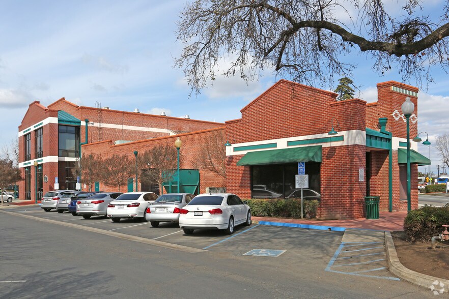More Photos Of 711 N Court St, Visalia Office For Sale