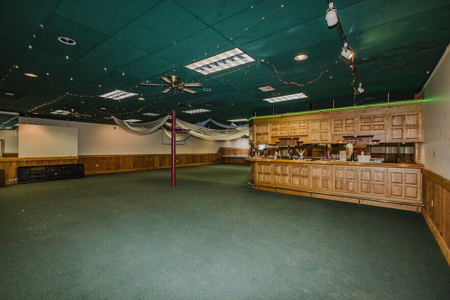 More Photos Of 830 N Kansas Ave, Topeka Bar For Sale