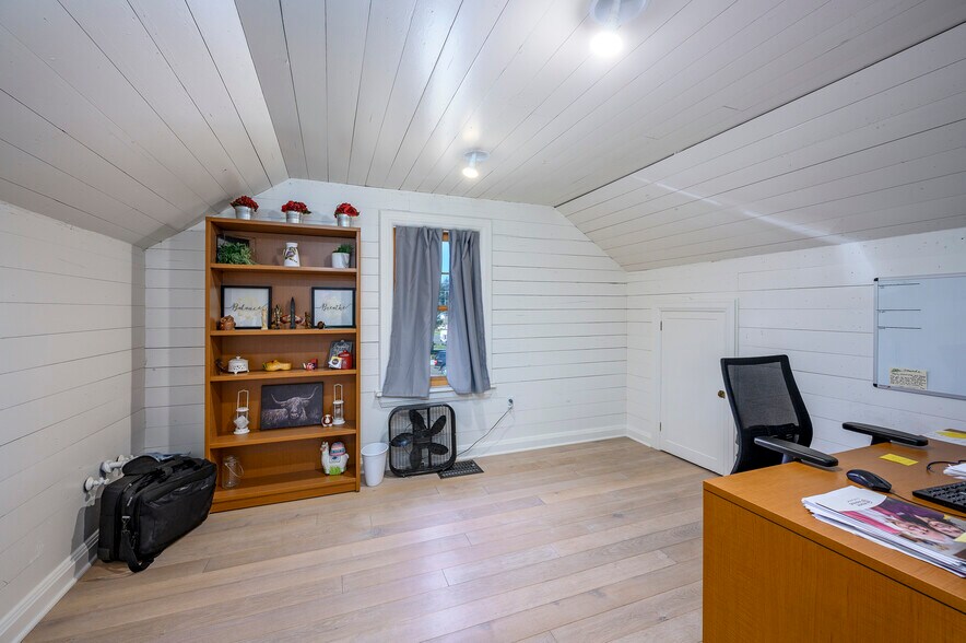 More Photos Of 636 NE Baker St, Mcminnville Freestanding For Sale