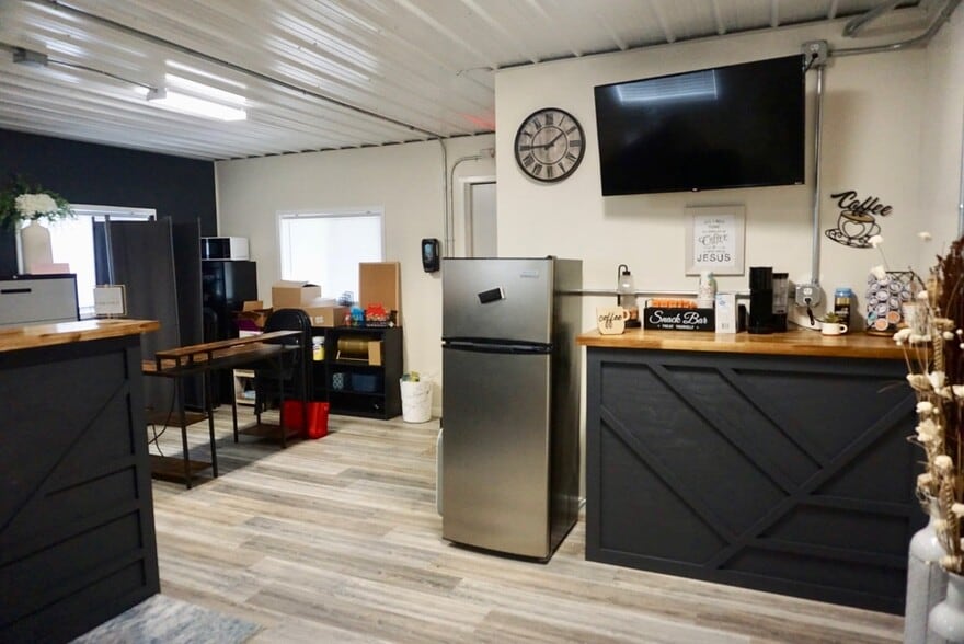 More Photos Of 301 W Emmitt Ave, Waverly Storefront For Sale