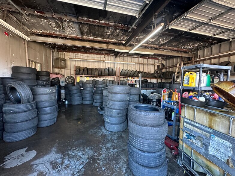 More Photos Of 2320 E Berry St, Fort Worth Flex For Sale