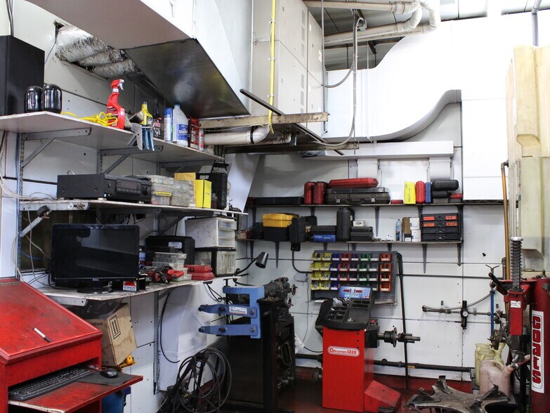 More Photos Of 523 S Main St, Fond Du Lac Auto Repair For Sale