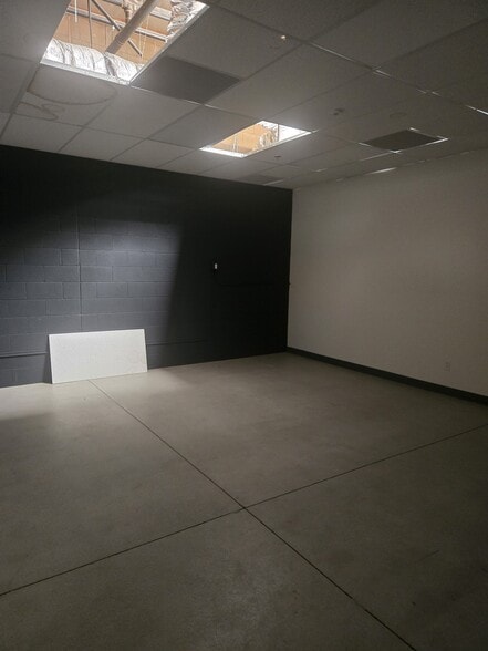 More Photos Of 63758 Orr Way, North Palm Springs Warehouse For Lease