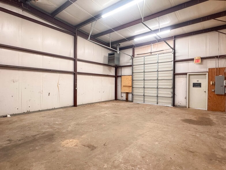 More Photos Of 3561-3569 MacDonnell Dr, Norman Warehouse For Lease