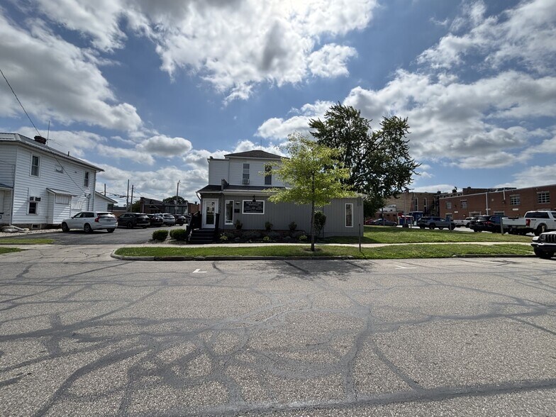 More Photos Of 122 N Court St, Marysville Freestanding For Sale