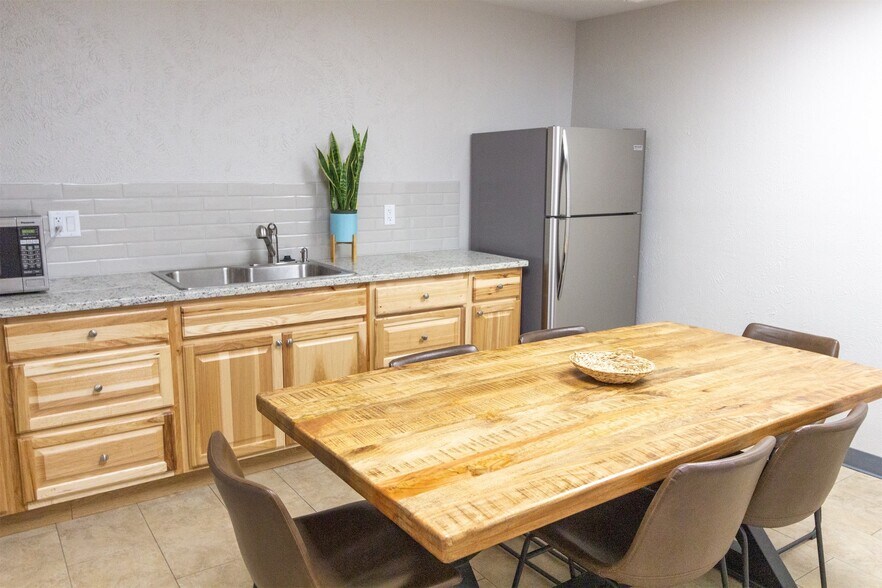 More Photos Of 916 S Locust St, Denton Warehouse For Lease