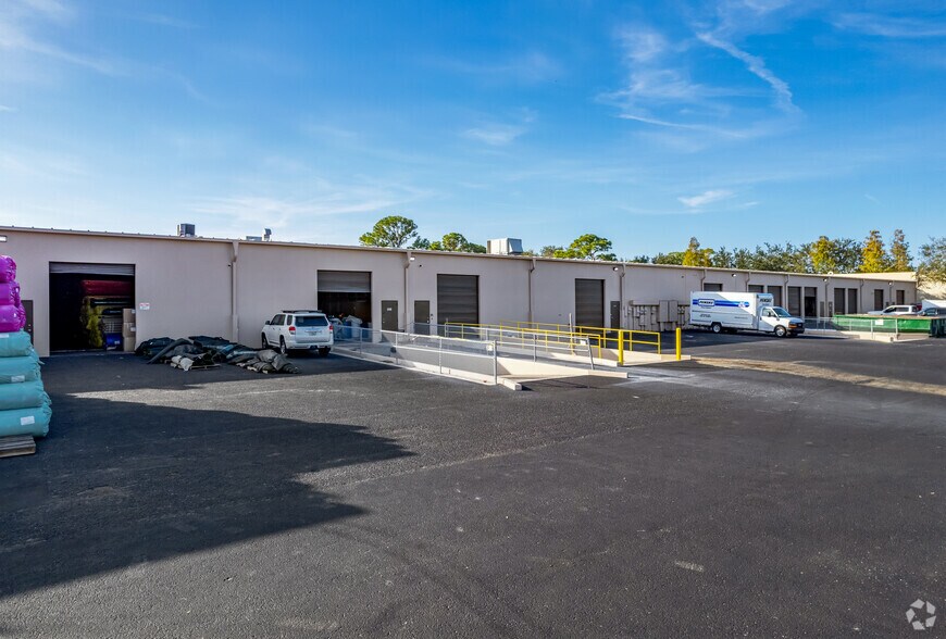 More Photos Of 9843 18th St N, Saint Petersburg Flex For Lease