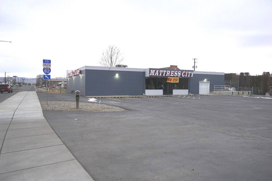 More Photos Of 3001 Main St, Union Gap Freestanding For Lease