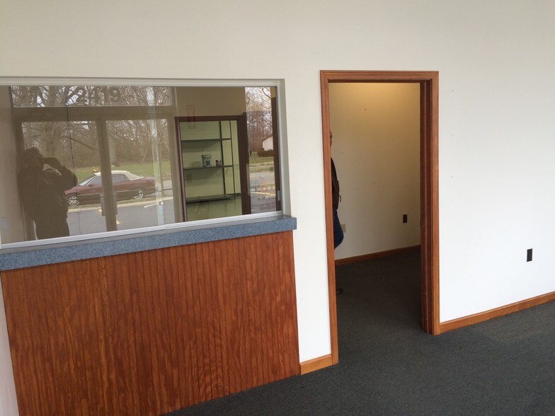 More Photos Of 2419 E High St, Springfield Storefront For Sale