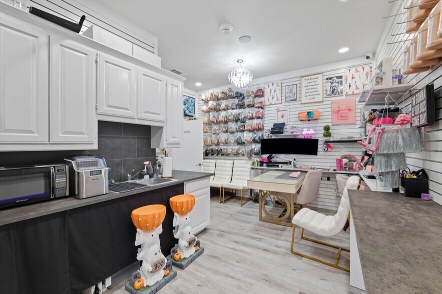 More Photos Of 450 W Harwood Rd, Hurst Freestanding For Sale