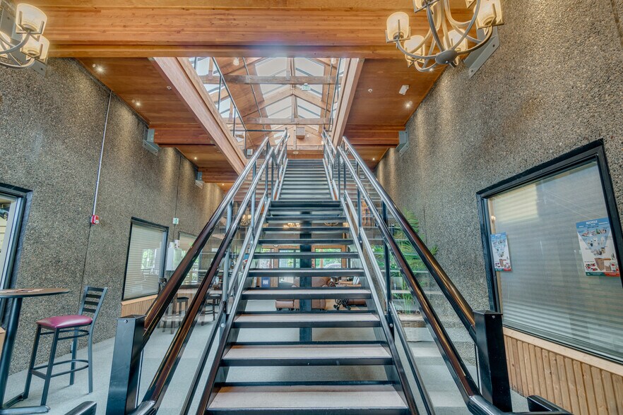 More Photos Of 39065-39085 Pioneer Blvd, Sandy Office For Lease