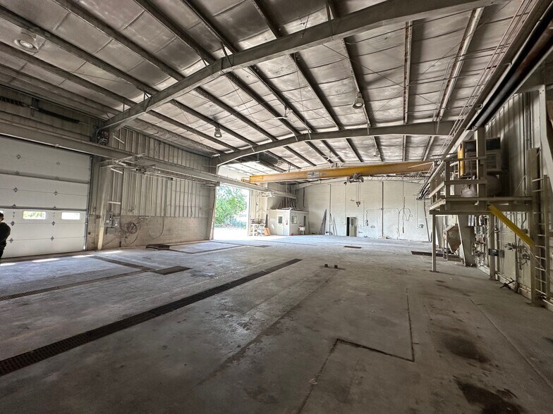 More Photos Of 3125 Glenwood Lansing Rd, Lansing Warehouse For Sale