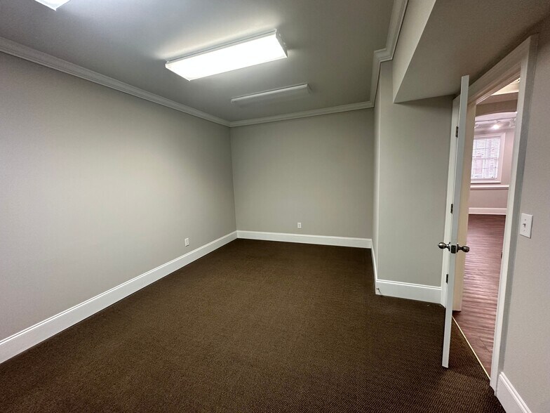 More Photos Of 327 Dahlonega St, Cumming Medical For Sale