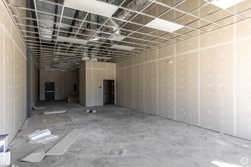 More Photos Of 2531 W Ledbetter Dr, Dallas General Retail For Sale