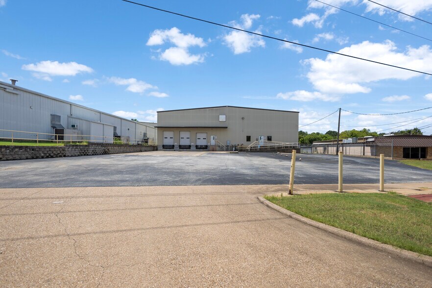 More Photos Of 2307 E Erwin St, Tyler Manufacturing For Lease