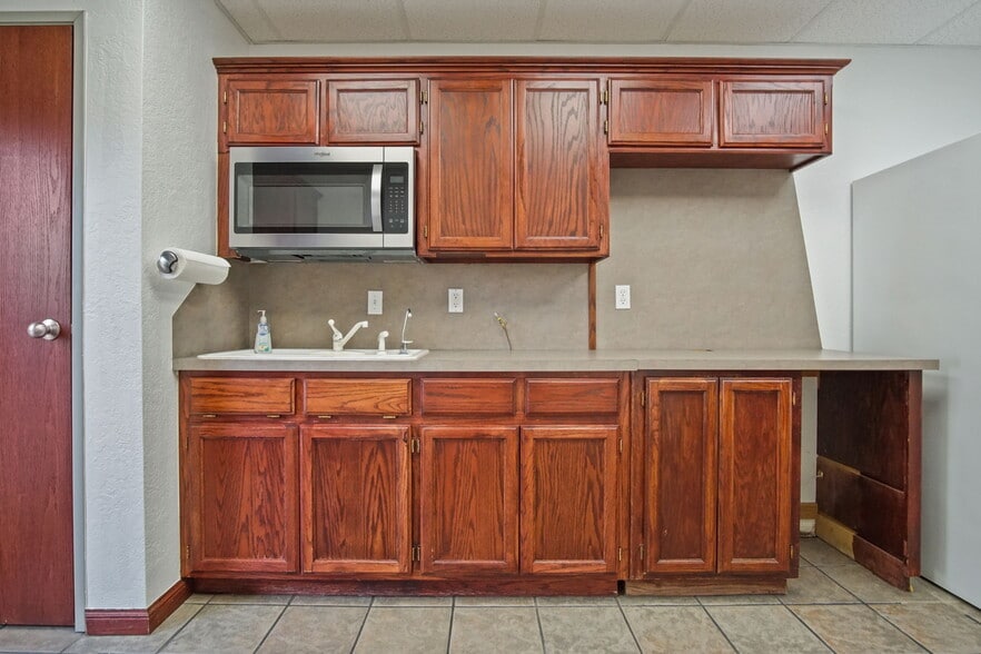 More Photos Of 2412 Palmer Cir, Norman Office For Sale