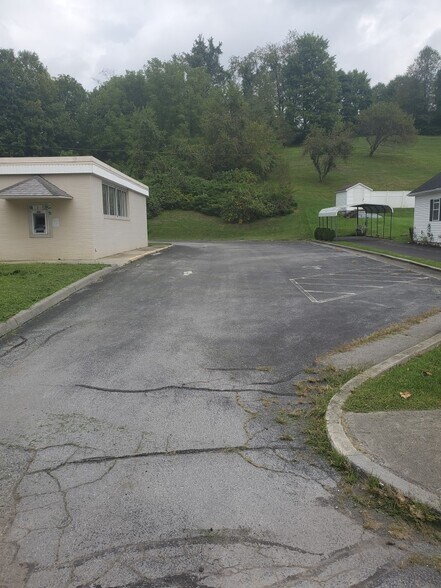 More Photos Of 143 W Riverside Dr, North Tazewell Office For Sale