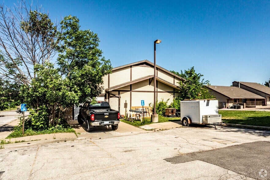 More Photos Of 13460 S Arapaho Dr, Olathe Unknown For Lease