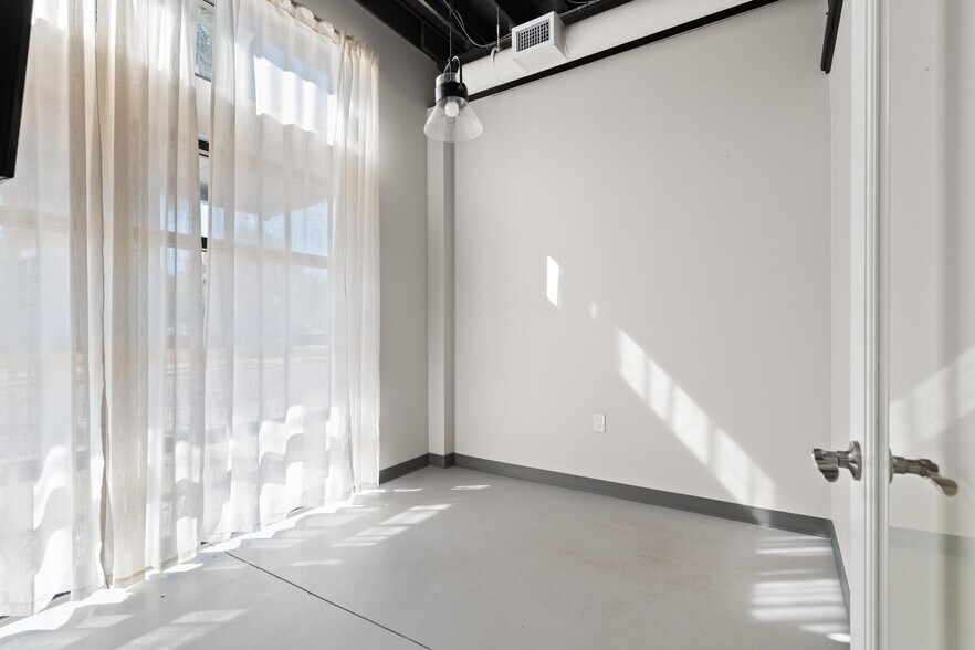 More Photos Of 229 E Lemon St, Tarpon Springs Auto Repair For Lease