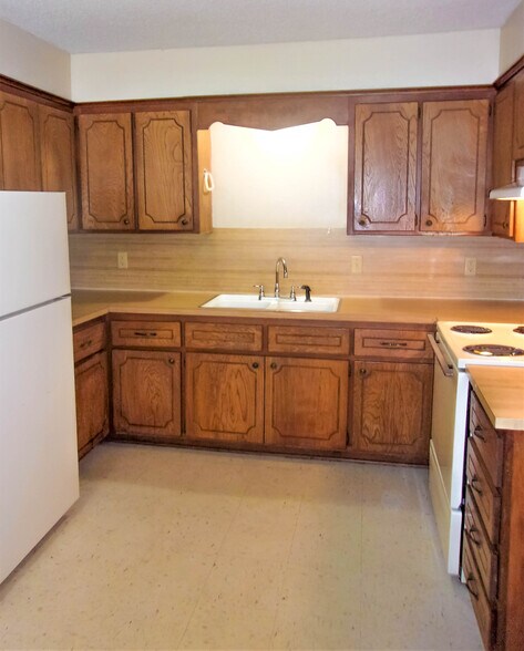 More Photos Of 210 NW North St, Minco Apartments For Sale