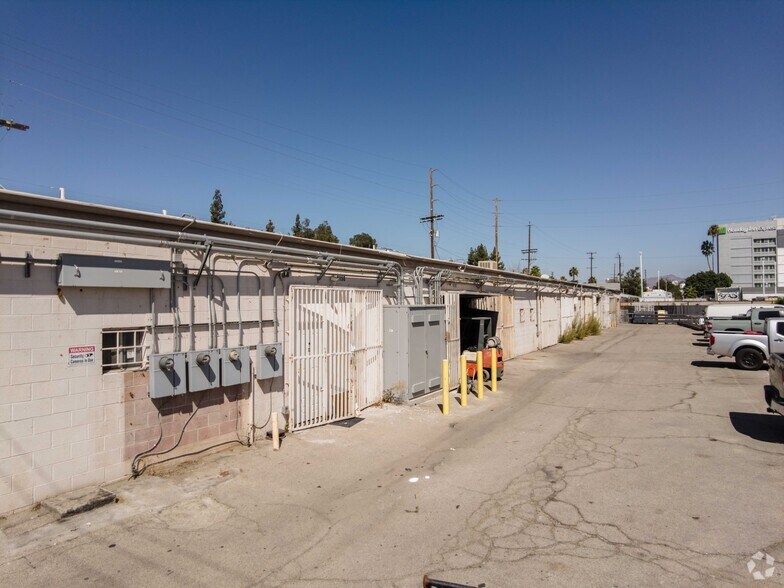 More Photos Of 8150-8166 Orion Ave, Van Nuys Warehouse For Lease