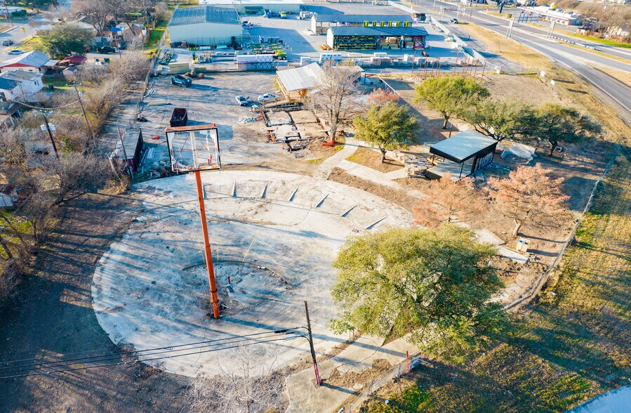More Photos Of 1600 S General Mcmullen Dr, San Antonio Land For Lease