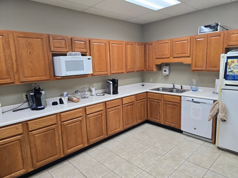 More Photos Of 5342 W Vermont St, Indianapolis Office For Sale