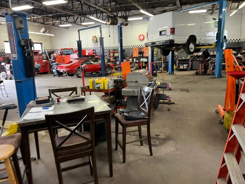 More Photos Of 2121 Ford Ave, Wyandotte Auto Repair For Sale