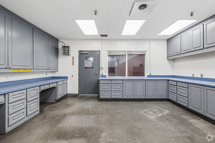 More Photos Of 1500 E Broad St, Mansfield Manufacturing For Sale