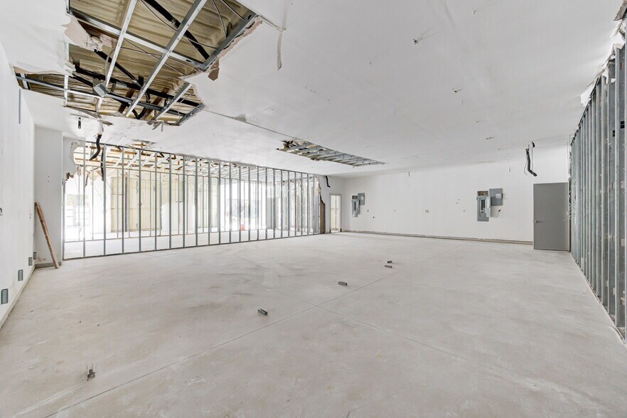 More Photos Of 3875 E Waterloo Rd, Edmond Warehouse For Lease
