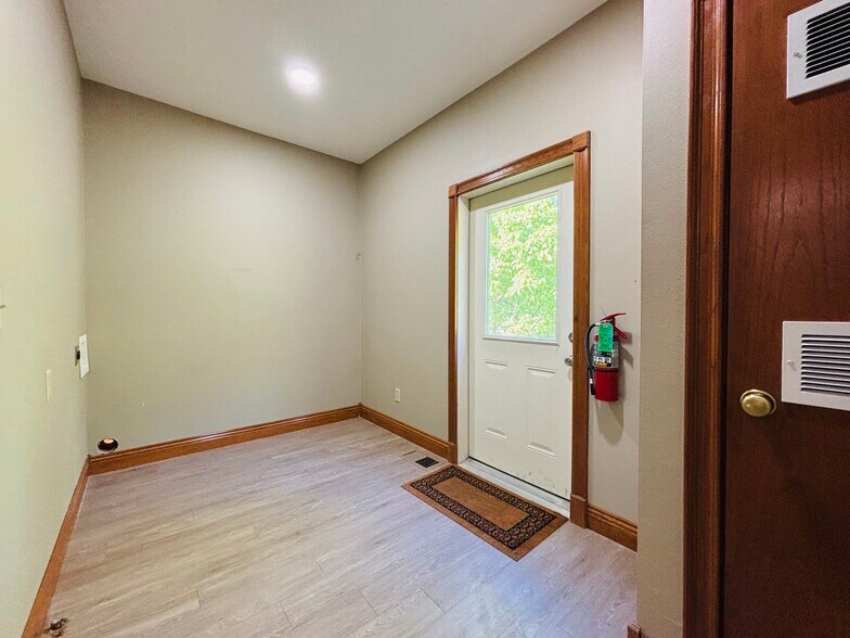 More Photos Of 1629 Harding Blvd, Cotter Medical For Sale