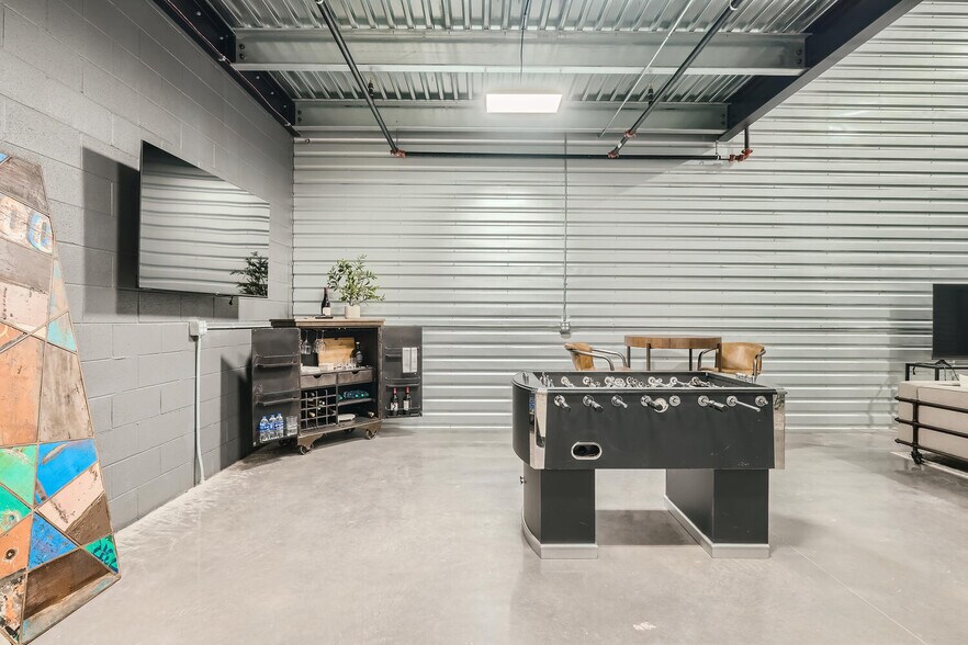 More Photos Of 11 NW Frontage Rd, Fort Collins Showroom For Lease