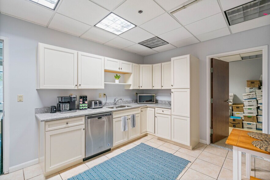 More Photos Of 5350 Shawnee Rd, Alexandria Medical For Sale