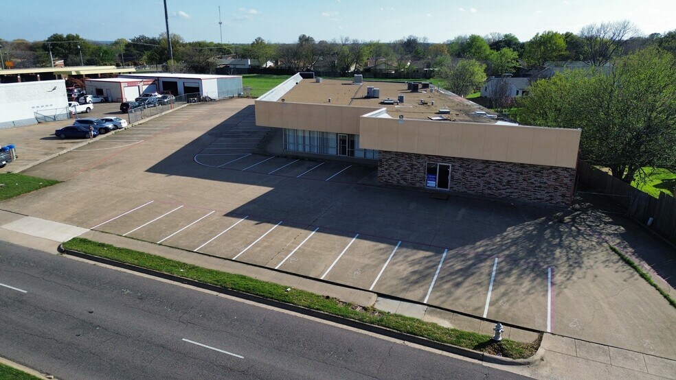 More Photos Of 4025 W Sycamore School Rd, Fort Worth Freestanding For Sale