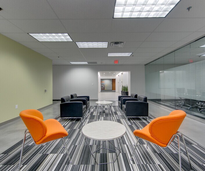 More Photos Of 1910 Pacific Ave, Dallas Office For Lease